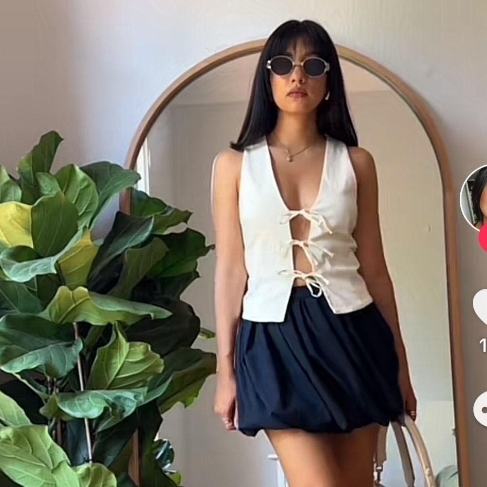 VIRAL NEW Zara blogger fav Mini balloon Skirt size XS
🚨NO DISCOUNT ON THIS SKIRT - Picture 7 of 12
